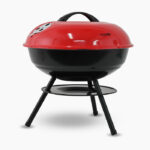 Roštilj na ugalj. Poklopac je crvene boje, tijelo crne.