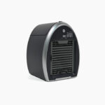 Prenosna mini klima crne boje. Na slici se vide opcije rada i ventilator.