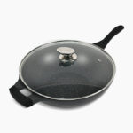 Wok tava Royalty Line s poklopcem crne boje uslikana iz ptičije perspektive.