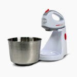 Mikser s posudom bijele boje brenda MAX. Mikser ima crvene detalje po sebi