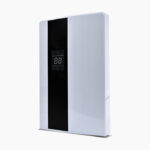 Odvlaživač zraka bijele boje s crnom trakom na lijevoj strani gdje su smješteni dumići za paljenje i LED display.