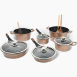 Royalty Line set posuđa COPPERLUX. Sastoji se od tava i lonaca različitih veličina, pružajući Vam sve potrebno za pripremu raznolikih jela. Set je bakrene boje i sastoji se od dvije tave s poklopcima, tri šerpe s poklopcima i tri dodatka za kuhanje.