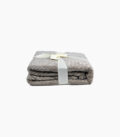 Siva softy deka uslikana s bočne strane.