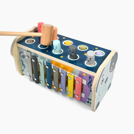 Drvena igračka 3u1 za kognitivni razvoj kombinira ksilofon s 8 nota, igru udaranja čekićem i labirint.