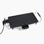 Električni roštilj FS u obliku ploče crne boje.