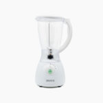 Električni blender bijele boje s providnom posudom uslikan s bične strane.