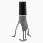 Automatska mješalica za hranu s tri nogare. Mješalica je crno-sive boje.