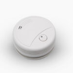 Wifi detektor dima bijele boje. VIdi se dugme z apaljenje, lampica i zvučnik.