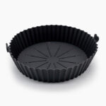 Silikonska podloga za fritezu crne boje.